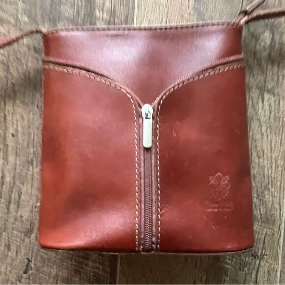 Vera Pelle Italy Small Brown
Leather Zip Front Crossbody
Bag, 7.5" x7.5" - Picture 5 of 16